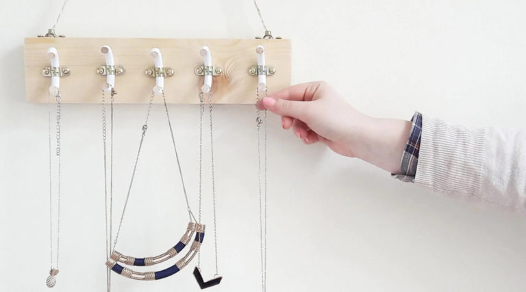 5 tips on how to make an easy jewelry holder for the wall