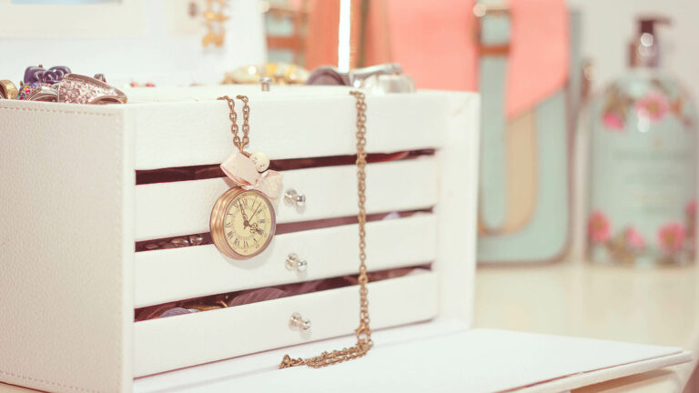 How to organize jewelry in a drawer