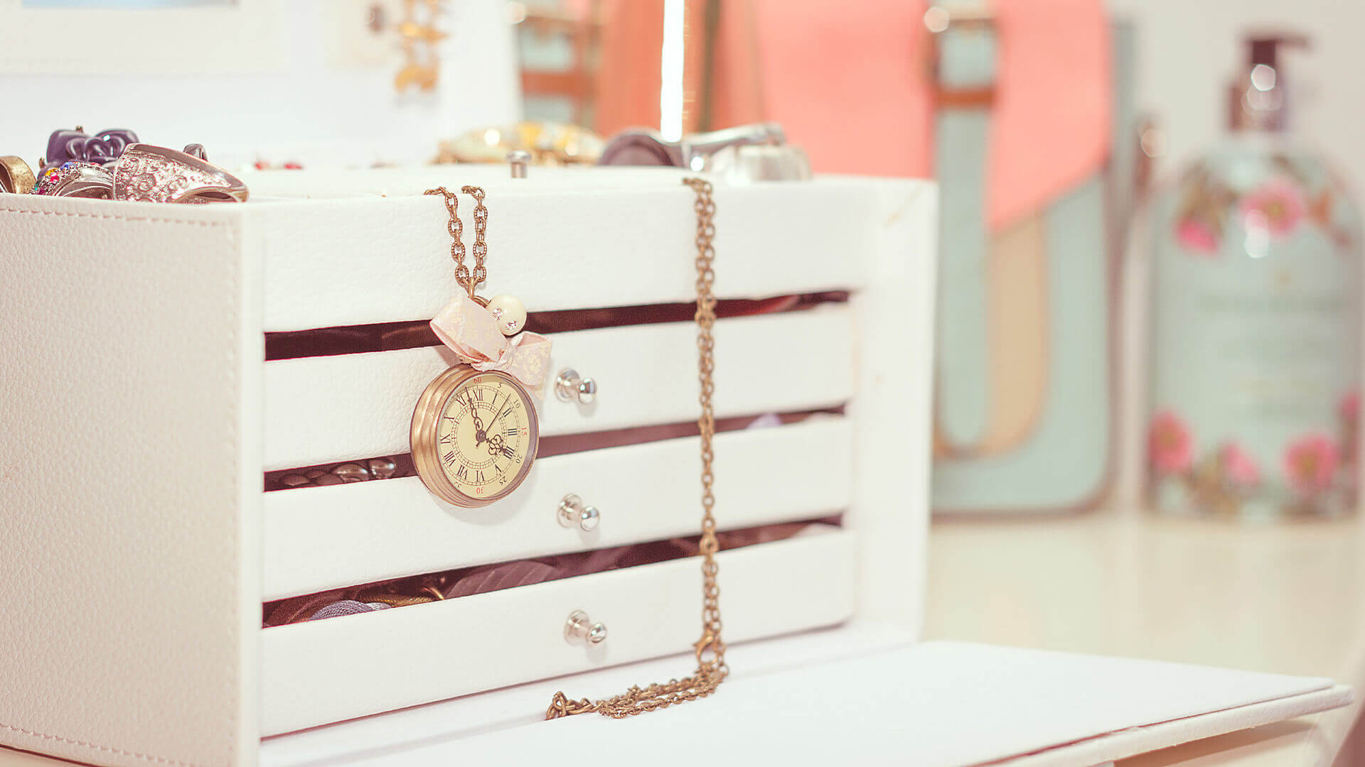 how to organize jewelry in a drawer