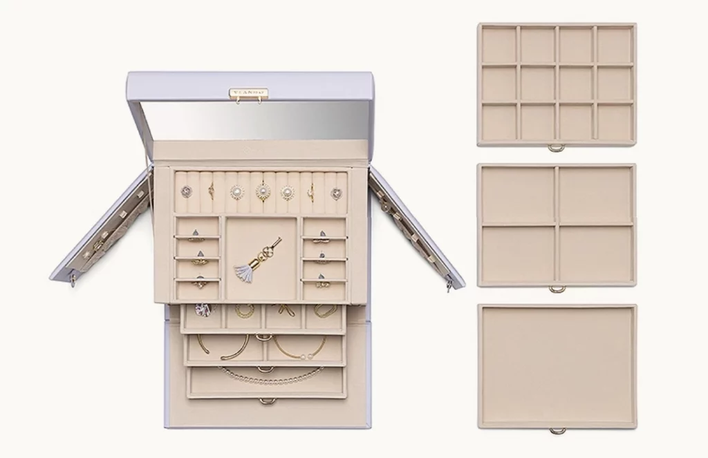 Jewelry box with lock in lavender showing labeled size 25.5 × 18.5 × 17.5 cm