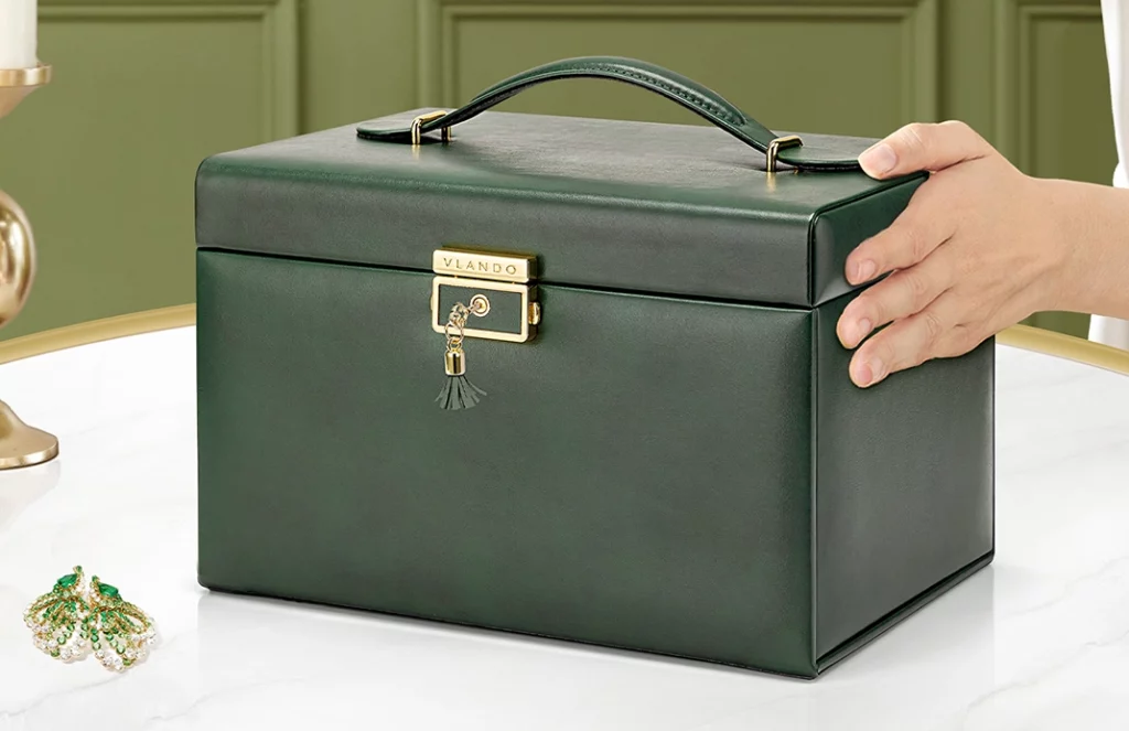 Jewelry box with lock and side hooks for tangle-free necklace storage